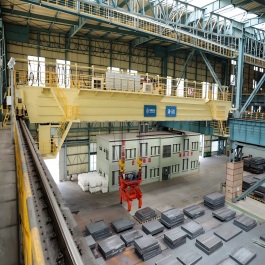 slab handling overhead crane with tongs supporting efficient operations at steel mills 