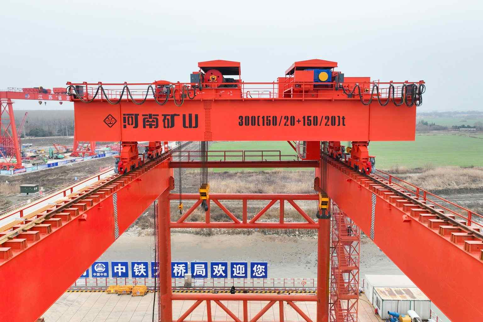 Double girder bridge crane for bridge construction