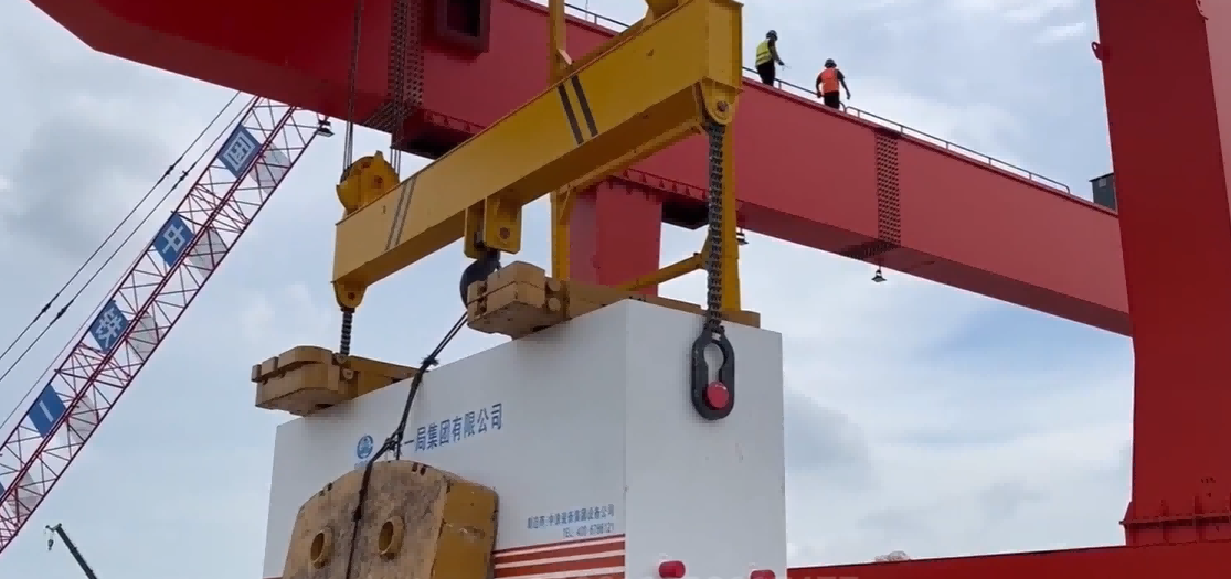 /Metro Muck Crane Used in Metro Tunnel Construction